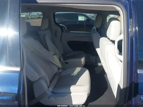 2C4RC1H79JR332970 2018 CHRYSLER PACIFICA - Image 8