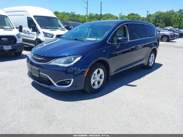 2C4RC1H7XJR276246 2018 CHRYSLER PACIFICA - Image 2