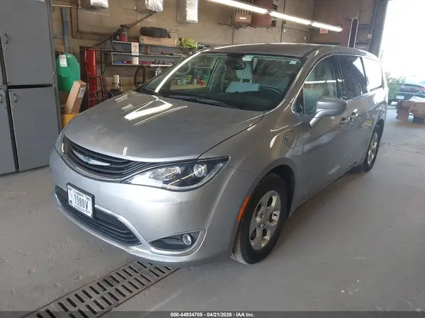 2C4RC1H7XJR311660 2018 CHRYSLER PACIFICA - Image 2
