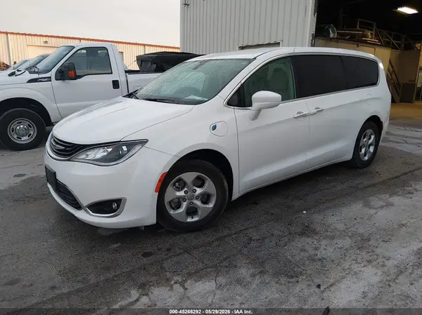 2C4RC1H7XJR355223 2018 CHRYSLER PACIFICA - Image 2