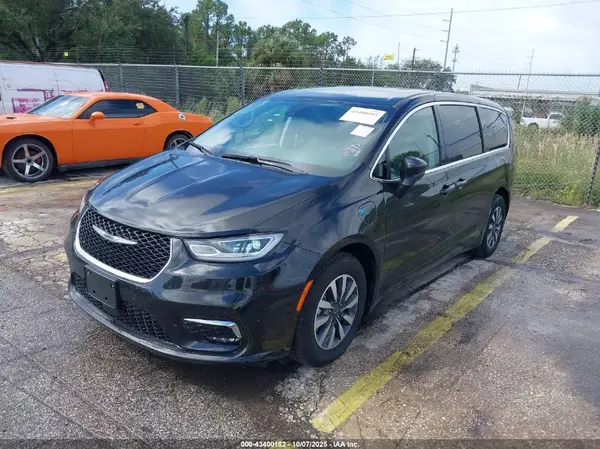 2C4RC1L72PR554461 2023 CHRYSLER PACIFICA - Image 2
