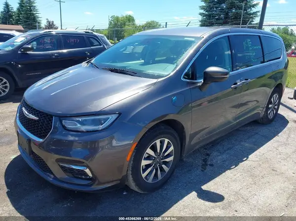 2C4RC1L72PR558770 2023 CHRYSLER PACIFICA - Image 2