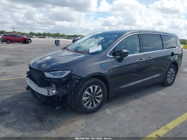 2C4RC1L74PR579782 2023 CHRYSLER PACIFICA - Image 2