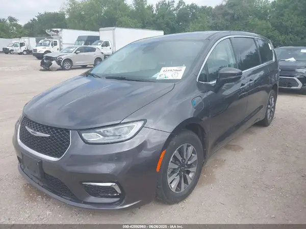 2C4RC1L75PR554535 2023 CHRYSLER PACIFICA - Image 2