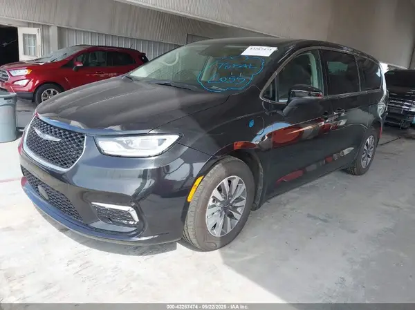 2C4RC1L75PR555877 2023 CHRYSLER PACIFICA - Image 2