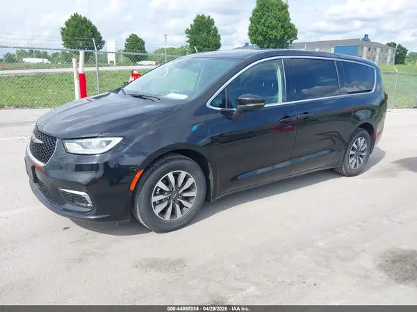 2C4RC1L75PR584201 2023 CHRYSLER PACIFICA - Image 2