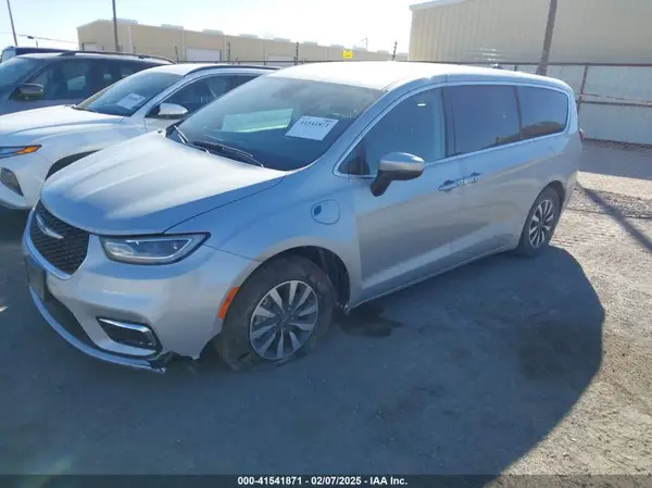 2C4RC1L76PR556228 2023 CHRYSLER PACIFICA - Image 2
