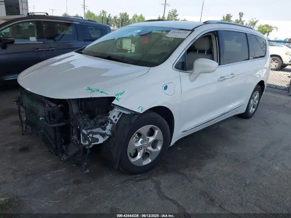 2C4RC1L78JR172717 2018 CHRYSLER PACIFICA - Image 2