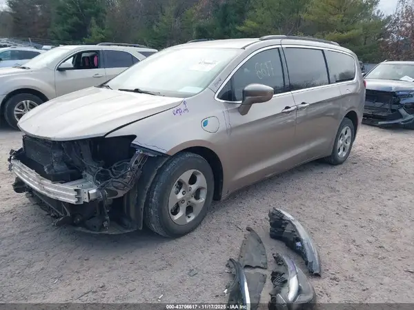 2C4RC1L79HR779137 2017 CHRYSLER PACIFICA - Image 2