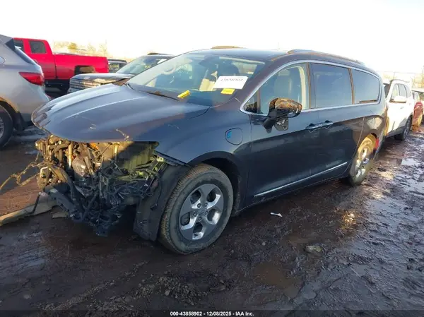 2C4RC1L7XJR183654 2018 CHRYSLER PACIFICA - Image 2