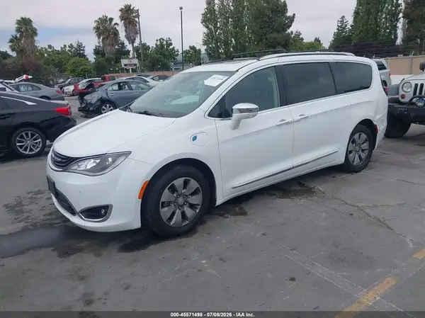 2C4RC1N71JR107124 2018 CHRYSLER PACIFICA - Image 2