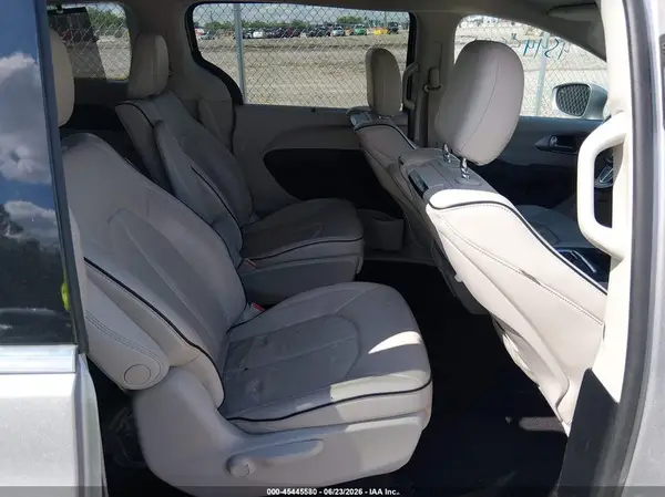 2C4RC1N72JR105513 2018 CHRYSLER PACIFICA - Image 8