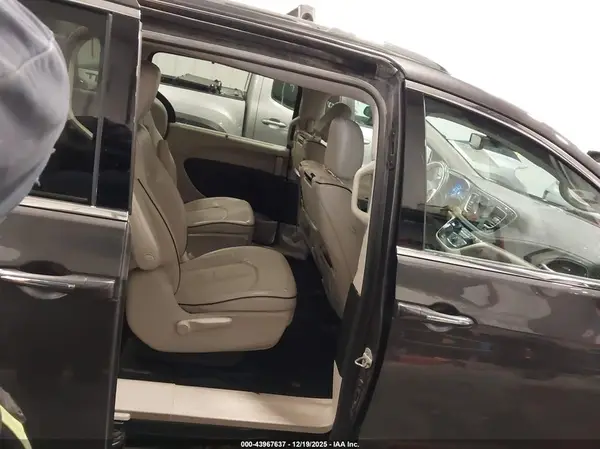 2C4RC1N72JR150161 2018 CHRYSLER PACIFICA - Image 8