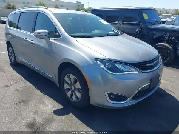 2C4RC1N72JR213288 2018 CHRYSLER PACIFICA - Image 1