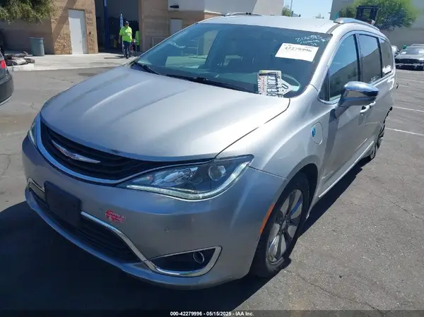 2C4RC1N72JR213288 2018 CHRYSLER PACIFICA - Image 2