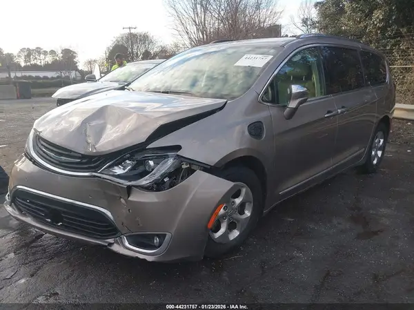 2C4RC1N73JR213140 2018 CHRYSLER PACIFICA - Image 2