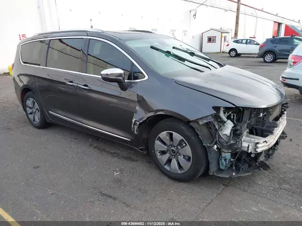 2C4RC1N73KR681595 2019 CHRYSLER PACIFICA - Image 1