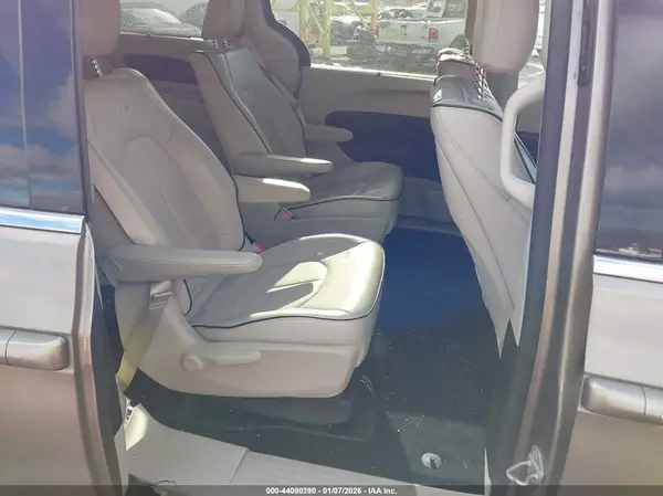 2C4RC1N74HR709249 2017 CHRYSLER PACIFICA - Image 8