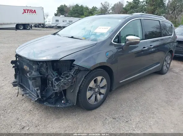 2C4RC1N75JR105201 2018 CHRYSLER PACIFICA - Image 2