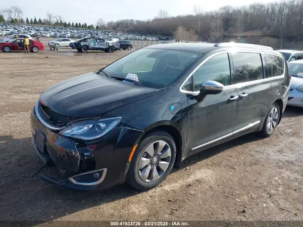 2C4RC1N75KR500240 2019 CHRYSLER PACIFICA - Image 2