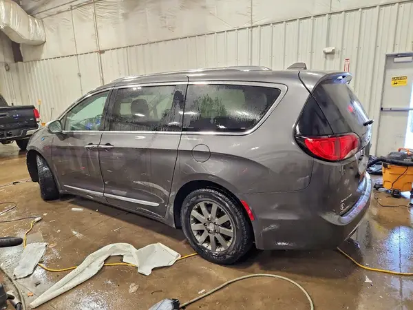 2C4RC1N76KR613906 2019 CHRYSLER PACIFICA - Image 2