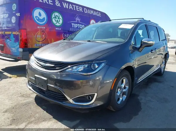 2C4RC1N77JR230233 2018 CHRYSLER PACIFICA - Image 2
