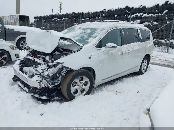 2C4RC1N77JR364563 2018 CHRYSLER PACIFICA - Image 2