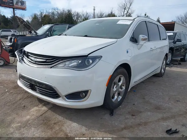 2C4RC1N78JR214476 2018 CHRYSLER PACIFICA - Image 2