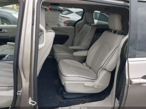2C4RC1N79JR230475 2018 CHRYSLER PACIFICA - Image 8