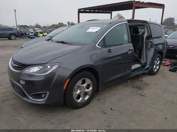 2C4RC1N79JR358814 2018 CHRYSLER PACIFICA - Image 2
