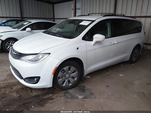 2C4RC1N79JR358926 2018 CHRYSLER PACIFICA - Image 2