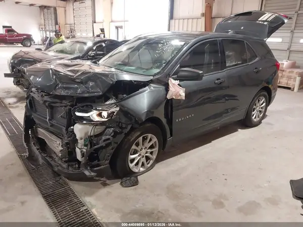 2GNAXHEV3J6138005 2018 CHEVROLET EQUINOX - Image 2