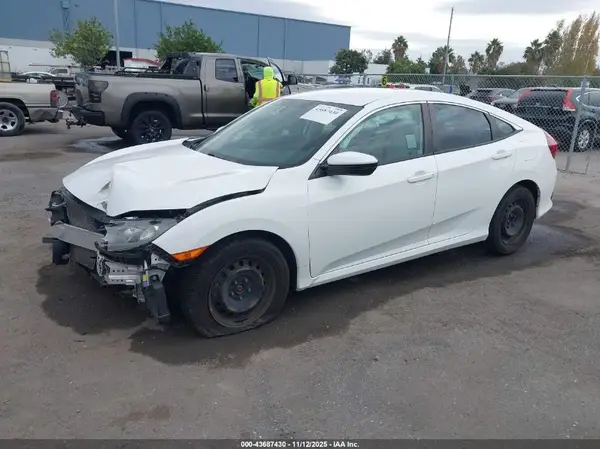 2HGFC2F52JH533028 2018 HONDA CIVIC - Image 2