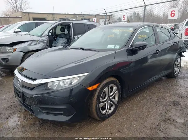 2HGFC2F56JH579168 2018 HONDA CIVIC - Image 2