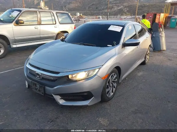 2HGFC2F74JH538832 2018 HONDA CIVIC - Image 2