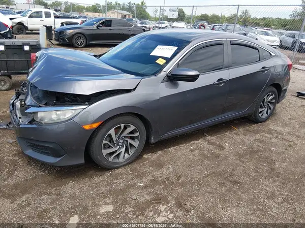2HGFC2F7XJH525017 2018 HONDA CIVIC - Image 2