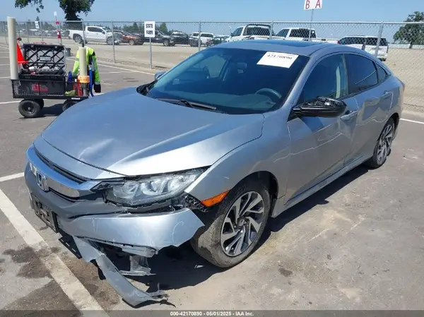 2HGFC2F7XJH563475 2018 HONDA CIVIC - Image 2
