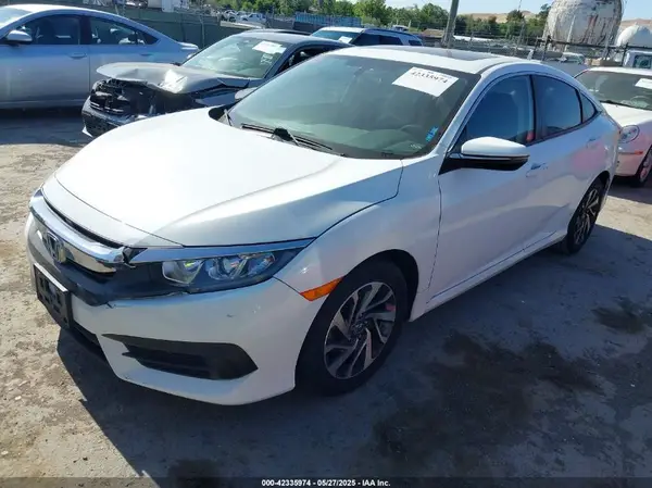 2HGFC2F7XJH575285 2018 HONDA CIVIC - Image 2