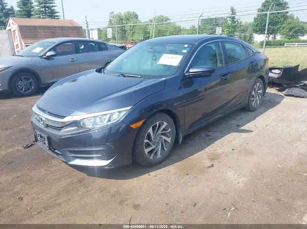 2HGFC2F7XJH586223 2018 HONDA CIVIC - Image 2
