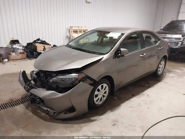 2T1BPRHE8JC975605 2018 TOYOTA COROLLA - Image 2