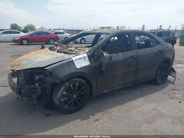 2T1BURHE0JC000170 2018 TOYOTA COROLLA - Image 2