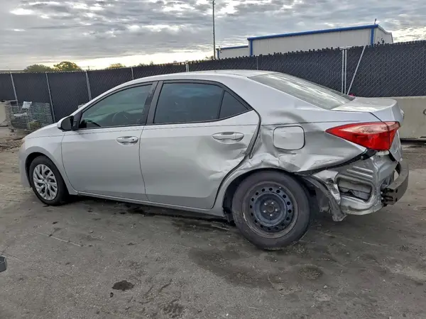 2T1BURHE0JC028924 2018 TOYOTA COROLLA - Image 2