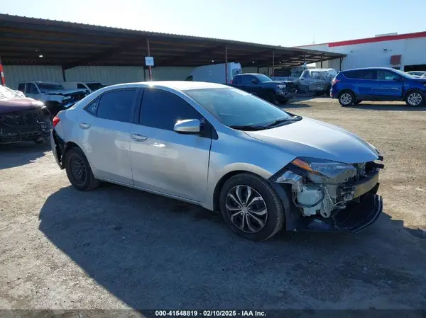 2T1BURHE0JC065147 2018 TOYOTA COROLLA - Image 1