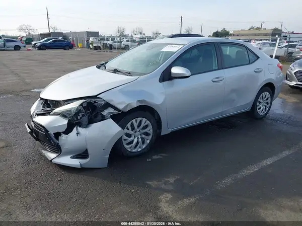 2T1BURHE0JC084586 2018 TOYOTA COROLLA - Image 2