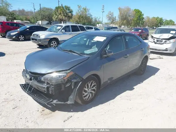 2T1BURHE1JC015700 2018 TOYOTA COROLLA - Image 2