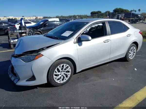 2T1BURHE1JC064055 2018 TOYOTA COROLLA - Image 2