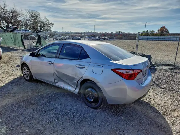 2T1BURHE1JC104263 2018 TOYOTA COROLLA - Image 2