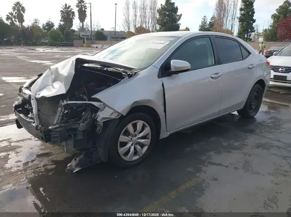 2T1BURHE1JC122567 2018 TOYOTA COROLLA - Image 2