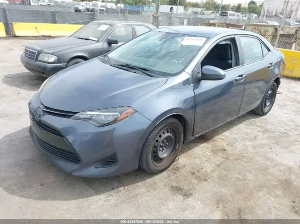 2T1BURHE2JC021070 2018 TOYOTA COROLLA - Image 2