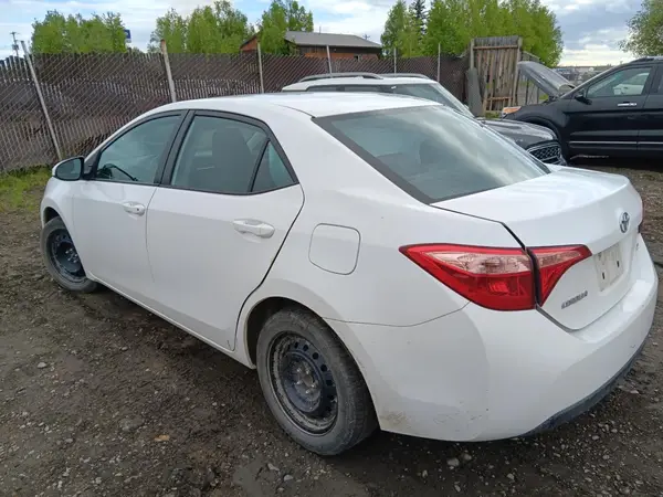 2T1BURHE2JC038404 2018 TOYOTA COROLLA - Image 2
